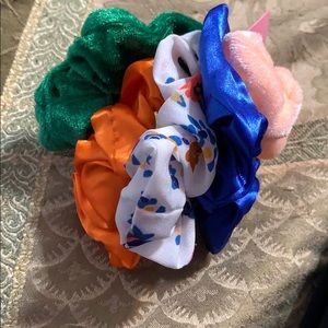 5 assorted scrunchies